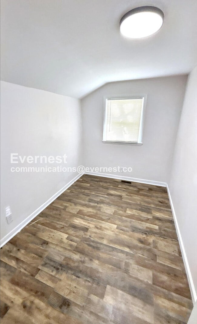 Building Photo - Cozy Charm with Modern Comforts / 3 Bed & 1 Bath / Section 8 Accepted / Available Now!