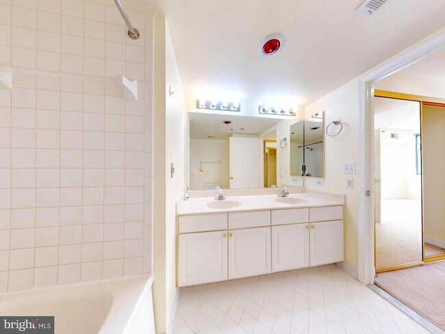 Building Photo - 1045 N Utah St