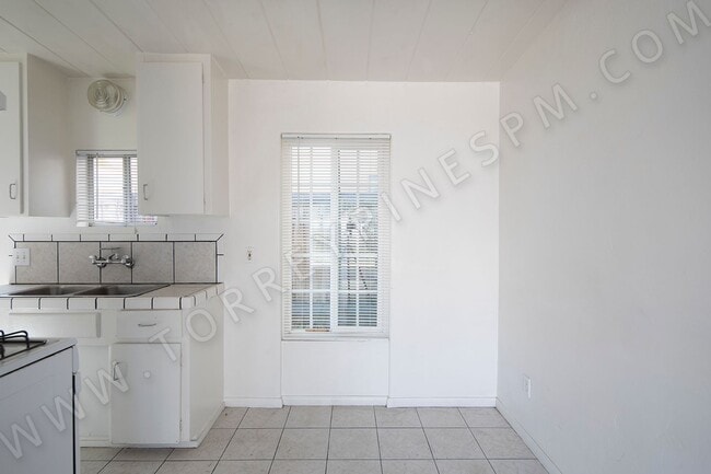 Building Photo - Pacific Beach 1 Bedroom Cottage with Parki...