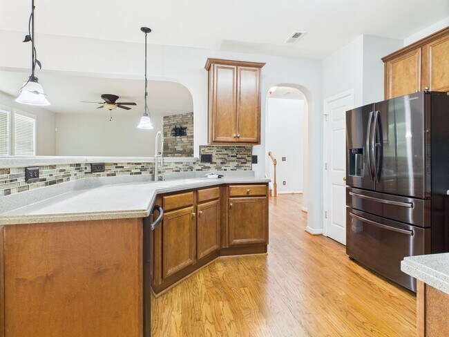 Building Photo - Charming 5-Bedroom 2.5 Bathroom Home locat...