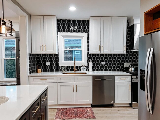 Building Photo - 3923 Victory Blvd