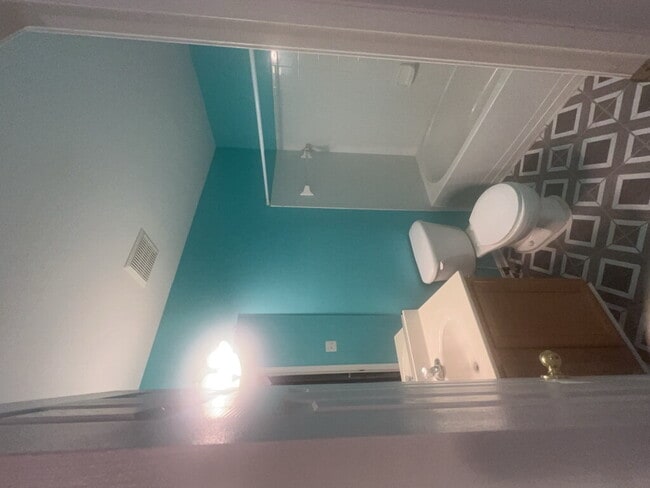 Building Photo - Spacious End-Unit 4 Bedroom Townhome for R...