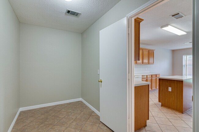 Building Photo - 6718 Valley Branch Dr