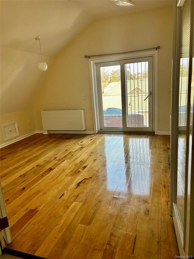 Building Photo - 409 W 261st St