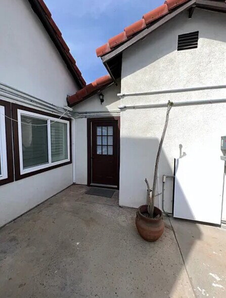 Building Photo - 681 Kenwood St