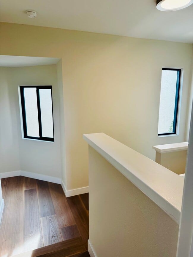 Building Photo - Remodelled 3/3 Townhome For Rent in Huntin...