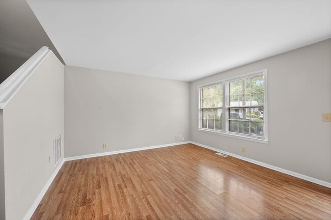 Building Photo - Awesome 2BE/1.5BA duplex in fantastic location in Nashville!