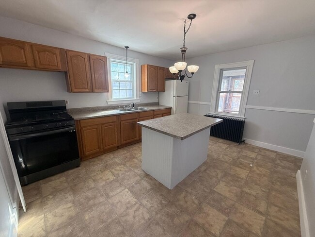 Building Photo - 66 Main St