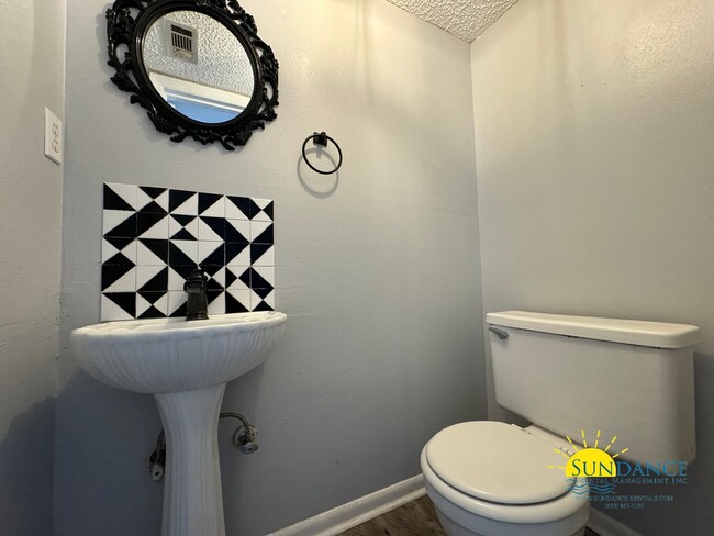 Building Photo - Adorable 2 Bedroom Home Centrally Located ...
