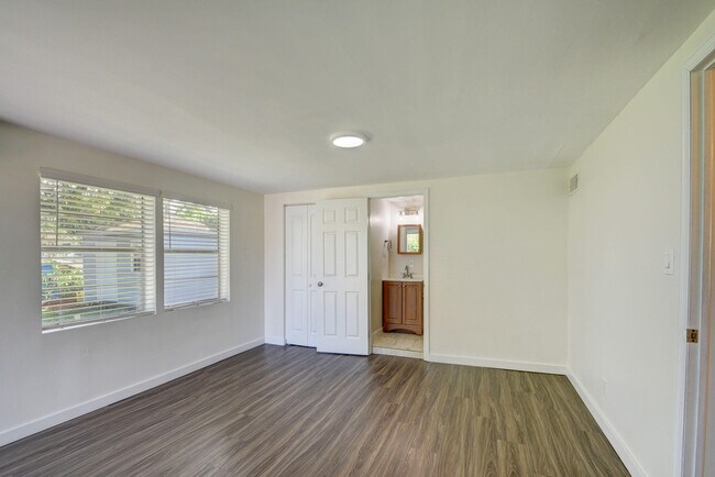 Building Photo - 1749 15th Ave N