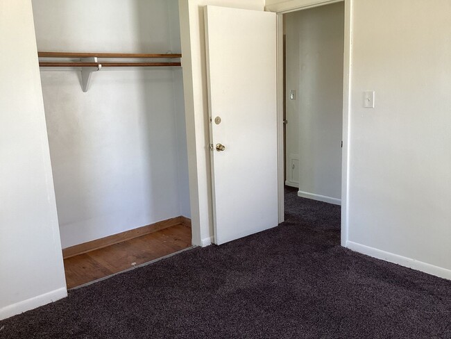 Building Photo - 5 Bedroom Single Family Home w/ Garage