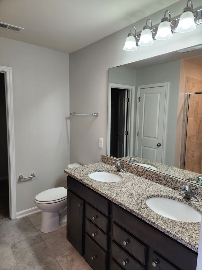 Building Photo - 4 Bedroom For rent