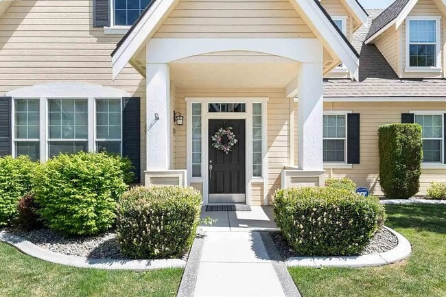 Building Photo - Craftsman Style Townhome in Private Neighb...