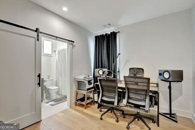 Building Photo - 2bd/2.5ba in Trilith. LakeFront Views!