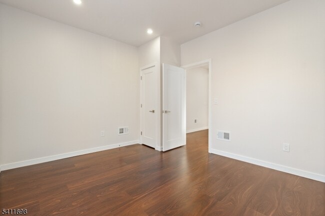 Building Photo - 826 George St