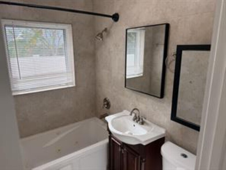 Building Photo - 2018 NE 14th Ct