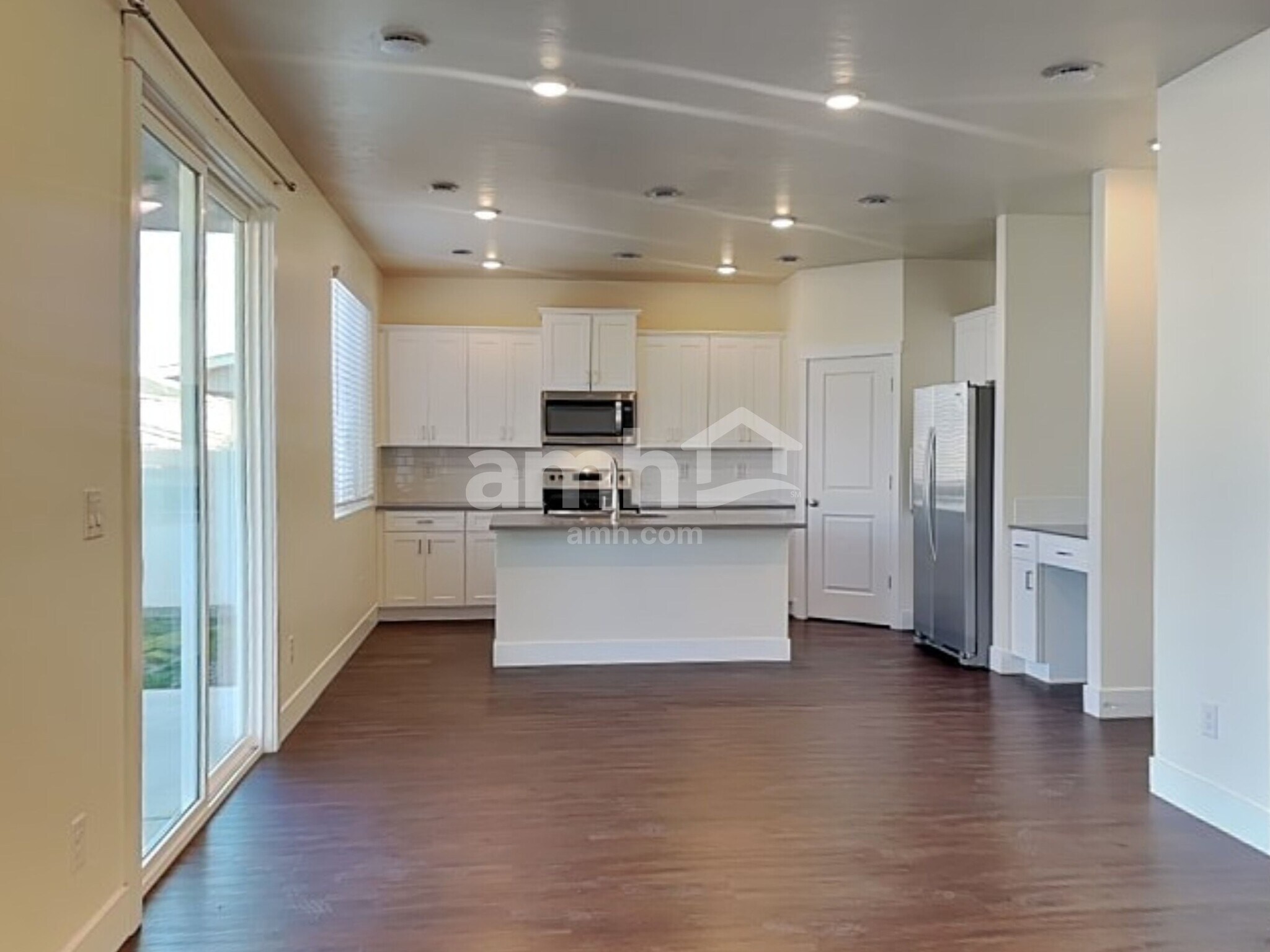 Building Photo - 1372 E Ludlow Dr