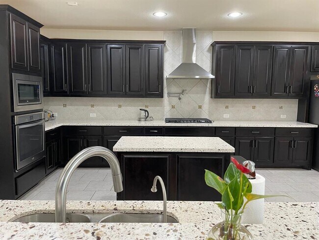 Building Photo - 3014 Paseo de Charros