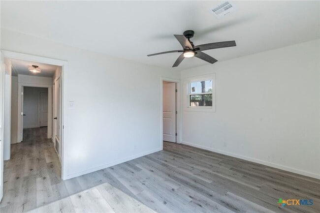 Building Photo - 4013 Valley View Dr