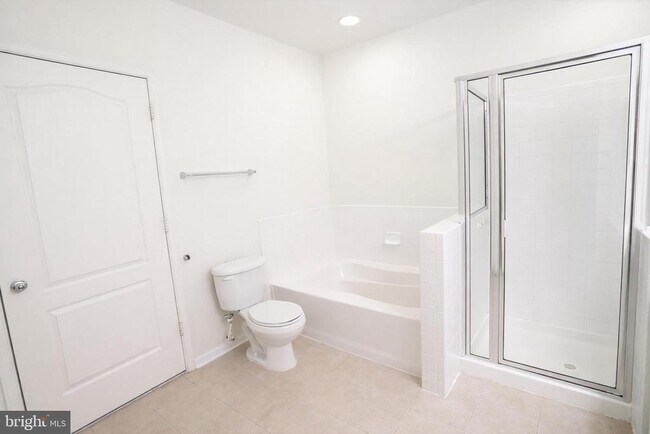 Building Photo - 400 Symphony Cir