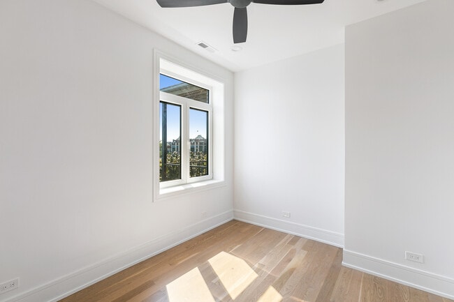 Building Photo - 7729 N Eastlake Terrace