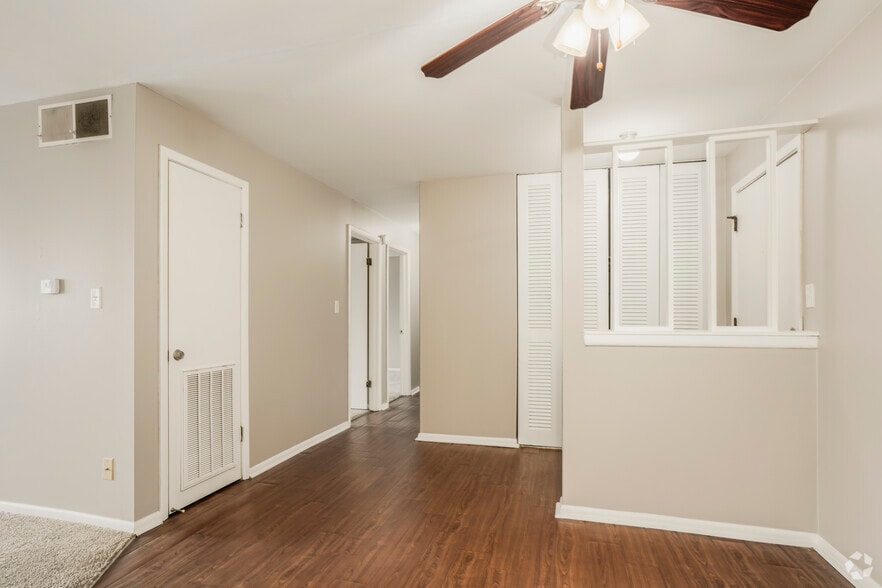 2BR, 1.5BA - 1,050SF - Dining Room - Foster Park Apartments