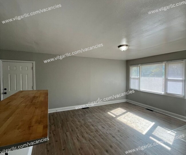 Building Photo - 3 spacious bedrooms, 1 updated bathroom home in Gary, IN