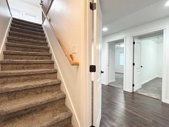 Building Photo - Beautiful Draper Townhome at Bella Monte!