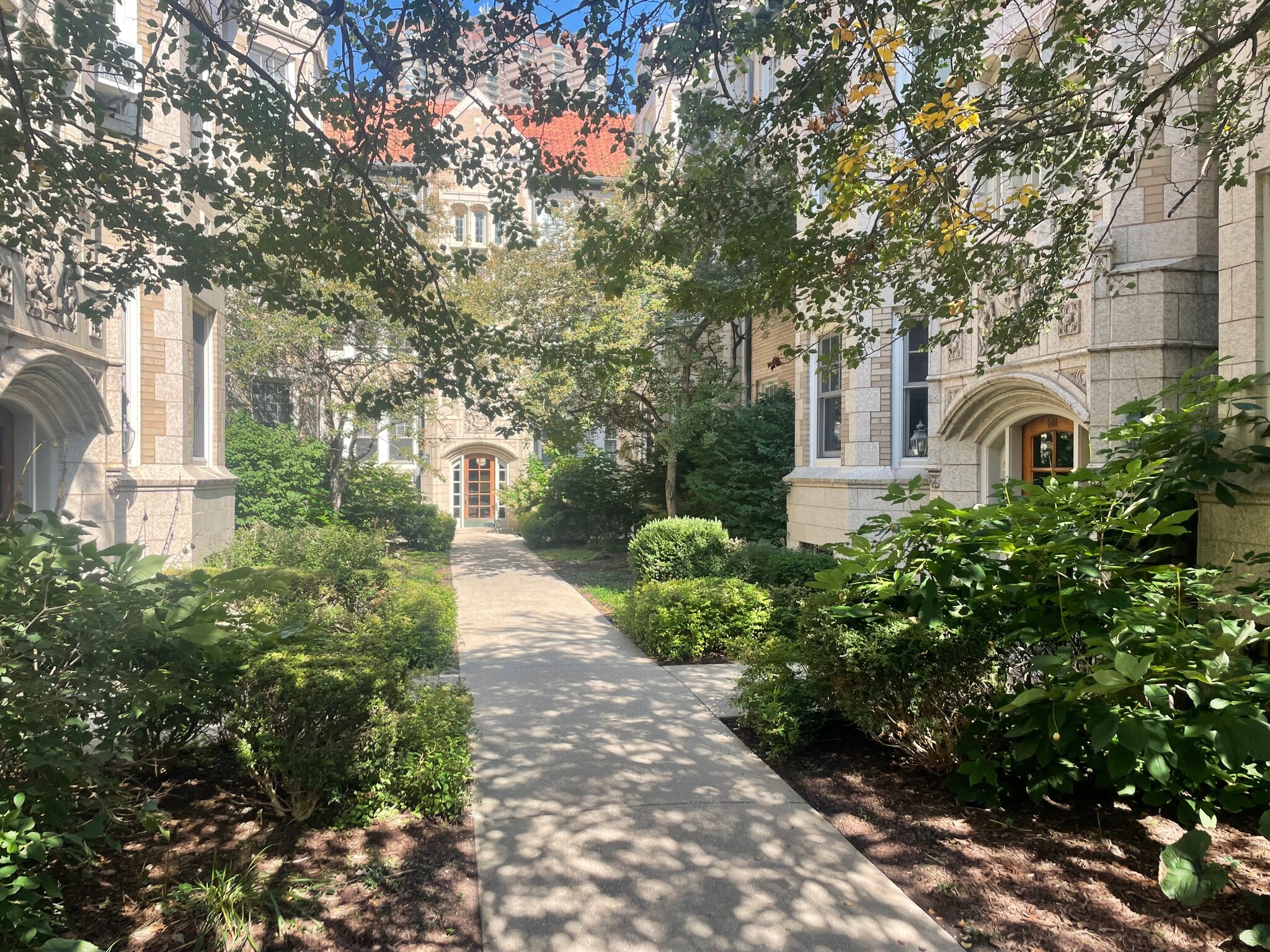 Building Photo - 534 W Brompton Ave