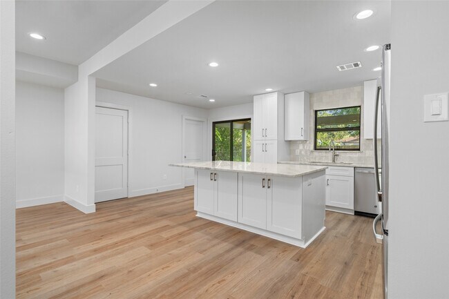 Building Photo - 9606 Pine Lake Dr