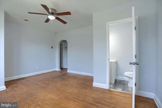 Building Photo - 1323 N Kenwood Ave