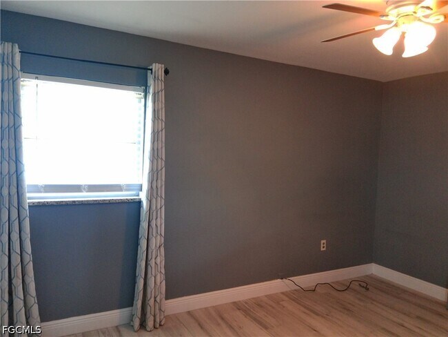 Building Photo - 893 Iris Dr