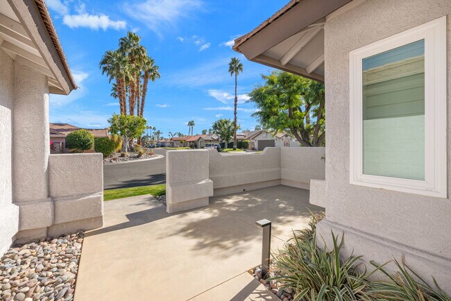 Building Photo - 43911 La Carmela Dr