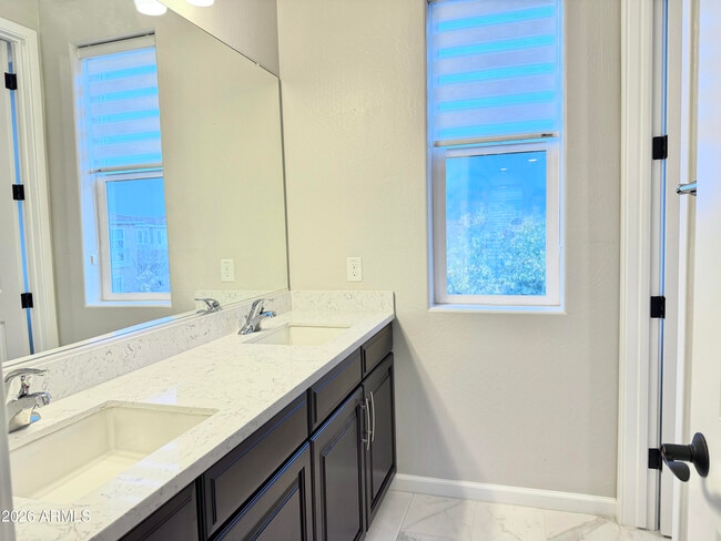 Building Photo - 1732 W Myrna Ln