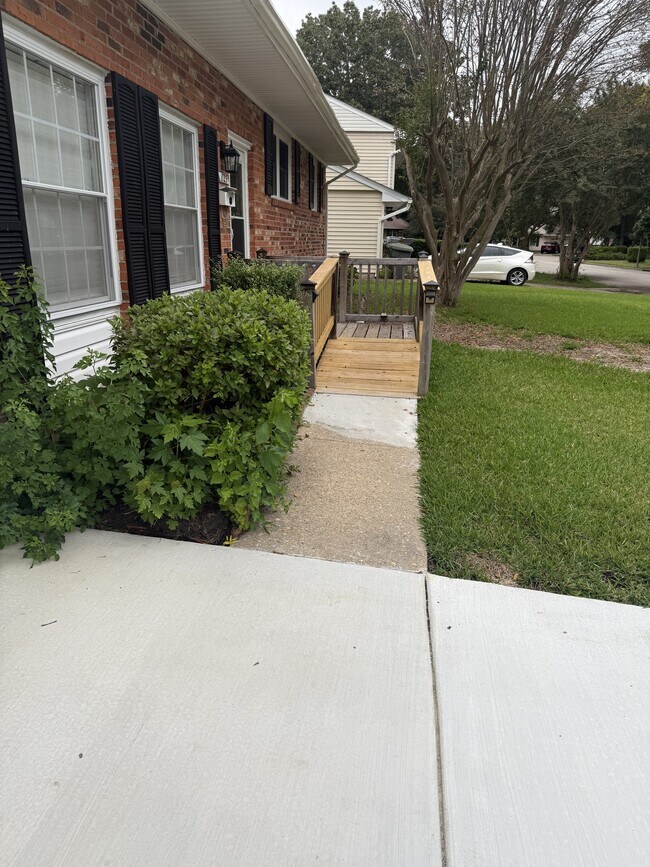 Building Photo - 825 Olive Dr