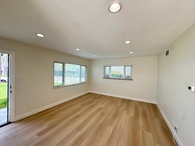 Building Photo - Updated 2 Bed, 1 Bath Home with Detached Office Space