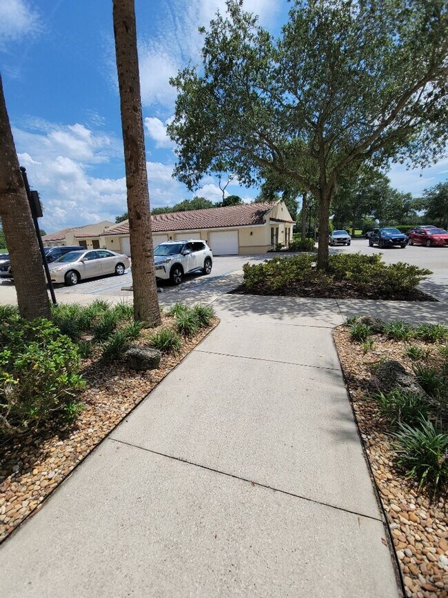 Building Photo - 3 Bedroom / 3 Bathroom - Tidelands