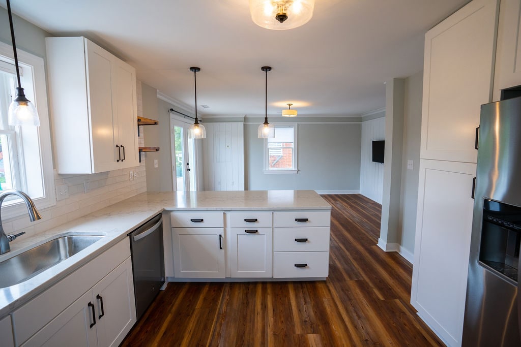 open kitchen/living room - 610 Montrose Avenue Apt B
