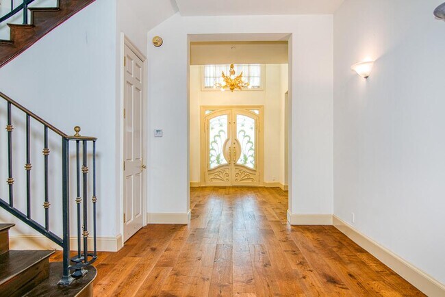 Building Photo - 321 S Palm Dr