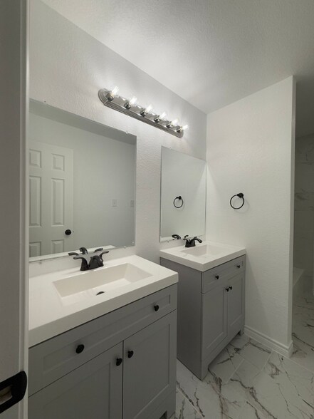 Building Photo - 6406 Gray Ridge