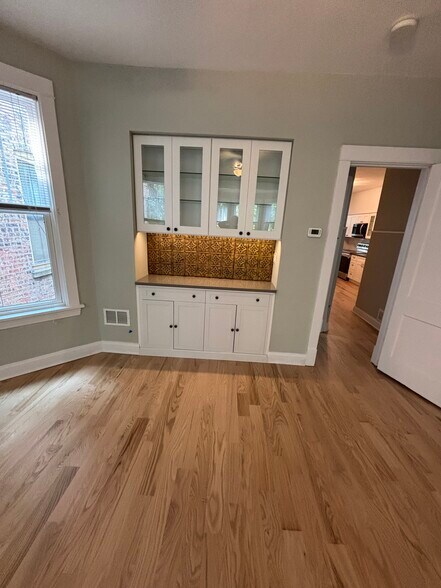 Bulit-in - 1429 W Thome Ave
