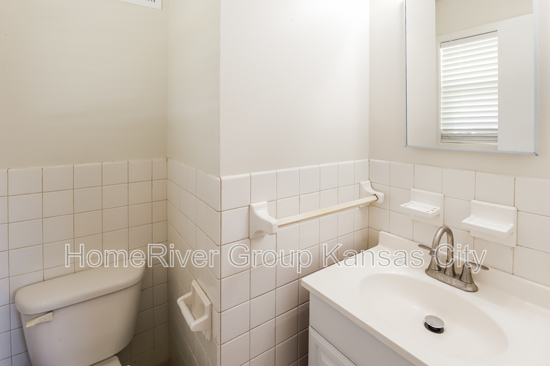 Building Photo - 1527 N 64th Dr