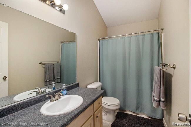 Building Photo - 130 Lakeshore Pointe Dr