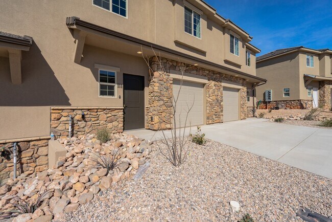 Building Photo - Comfortable Townhome Living with Pool Access