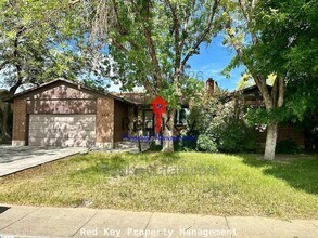 Building Photo - Country Club Dr. Single Family Home