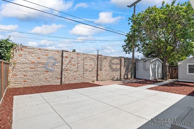 Building Photo - 1723 Laine Ave