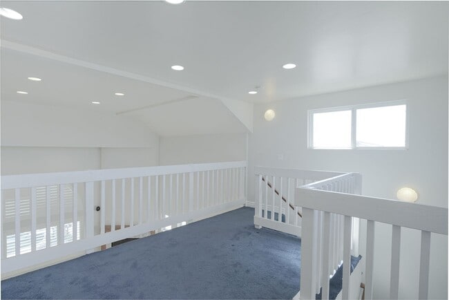 Building Photo - 3-Bed + 2.5 Bath Home with roof top deck with views of Ocean | Silverstrand Beach | Unfurnished