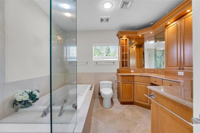 Building Photo - 2840 NE 26th Ct