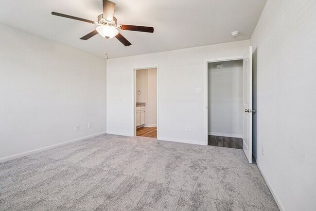 Building Photo - 721 Trinity Trl