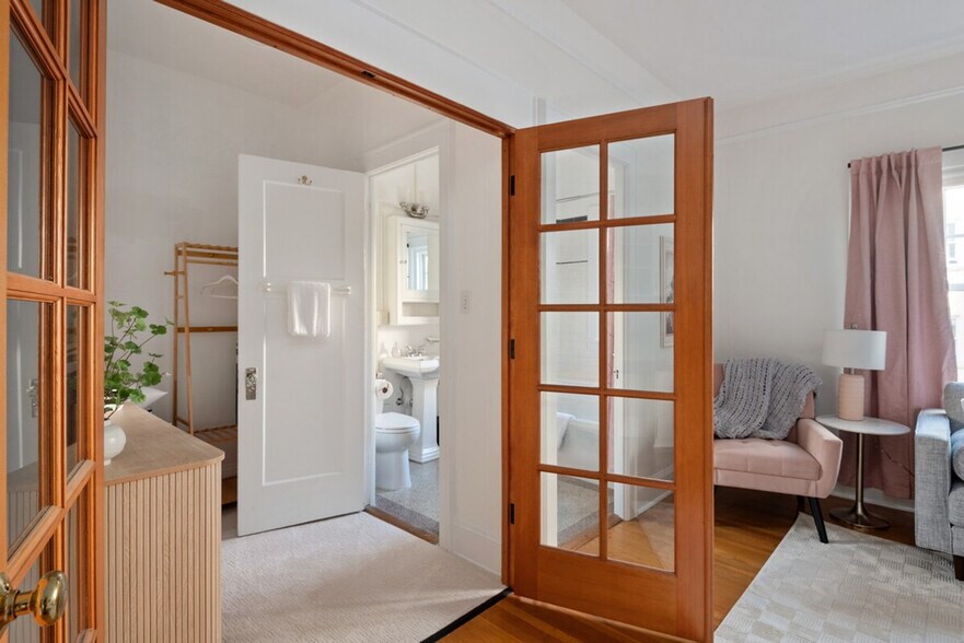 Building Photo - 2015 NW Flanders St